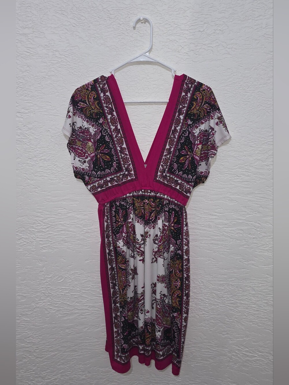 Boho V-Neck Floral Paisley Midi Dress in Magenta and White BAILEY GIRL Large?
